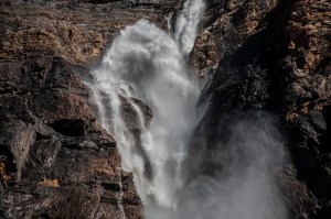 takakkaw falls close